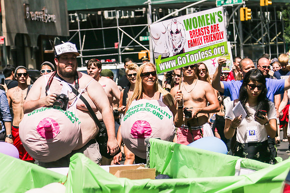 15-08-28 NY topless_314