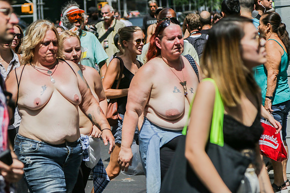 15-08-28 NY topless_334