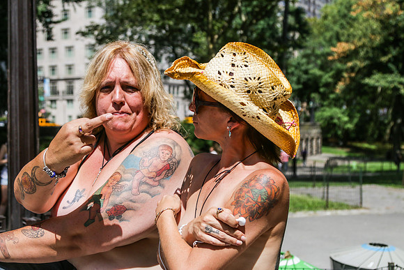 15-08-28 NY topless_160